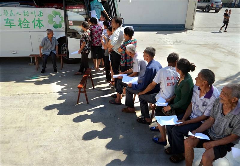 移动体检车造福人民群众，生产厂家为健康护航02